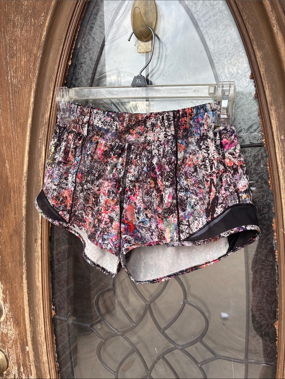 Lululemon Hotty hot vitalize abstract shorts! Size 4 - Picture 3 of 7